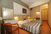 Postel nebo postele na pokoji v ubytování Socrates Hotel