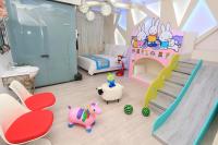 a childs bedroom with a bed and a play room with toy animals at Chi Heng Homestay in Luodong