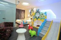 a childrens room with a bed and a play area at Chi Heng Homestay in Luodong