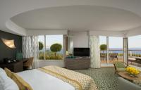 ein Hotelzimmer mit Bett und Blick aufs Meer in der Unterkunft Dan Eilat Hotel in Eilat