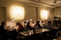 リスボンにあるIndependente Príncipe Realのレストランのテーブルに座っている人々のグループ