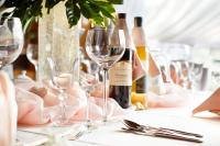 una mesa con copas de vino y botellas de vino en Hotel Wodnik, en Łeba