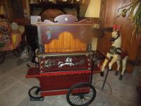 a toy carriage with a horse next to it at Chambre d&#39;Hôtes &quot;Au Vigneron&quot; in Triembach-au-Val