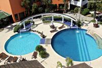 Una vista aérea de una piscina en un hotel. en Guarita Park Hotel - By Life Hotéis, en Torres