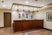 una sala de espera en una oficina dental en Comfort Inn &amp; Suites At Copeland Tower, en Metairie