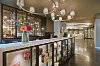un jarrón de flores en un mostrador en una tienda en Zaan Hotel Amsterdam - Zaandam, en Zaandam