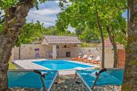 Bazén v ubytování Maslina in Popovići (Haus für 5-7 Personen) nebo v jeho okolí