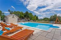 Bazén v ubytování Maslina in Popovići (Haus für 5-7 Personen) nebo v jeho okolí