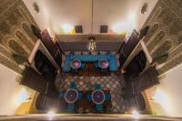 eine Draufsicht auf einen Raum mit einer Bühne in einem Gebäude in der Unterkunft Riad Hala in Fès