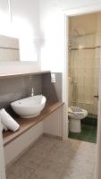 Kúpeľňa v ubytovaní Palette Apartment Bamboo - Athens Center, 6 BD, 3 BATH