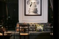 ハノイにあるLucien Hanoi Lakeside Hotel & Rooftopの壁に絵が描かれた部屋のソファ