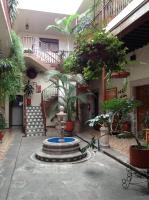 Un patio con una fuente frente a un edificio. en Hotel Atilanos, en Morelia