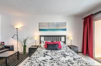A bed or beds in a room at Casa Atlantis Playa Roca