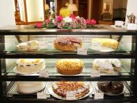 una vitrina con diferentes tipos de tartas y pasteles en Ringhotel Weißer Hirsch, en Wernigerode