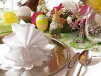 Una mesa con huevos de Pascua y figuritas encima. en Ringhotel Weißer Hirsch, en Wernigerode