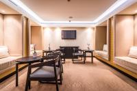 Televízia a/alebo spoločenská miestnosť v ubytovaní Hotel Residence