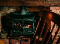 uma lareira com uma lareira em The Hope and Anchor Pub em Barton upon Humber