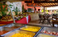 ピパにあるLAGO HOTEL PIPA - TlBAU DO SULのトレイに様々な種類の料理を用意したビュッフェ