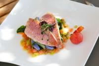 un plato de comida con pescado y verduras. en La Plage Casadelmar, en Porto Vecchio