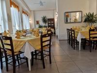 Reštaurácia alebo iné gastronomické zariadenie v ubytovaní Hotel La Congiura dei Baroni