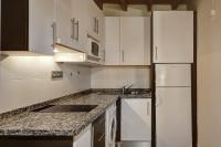 A kitchen or kitchenette at Home4u, Elvira 16, 2A