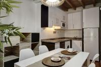 A kitchen or kitchenette at Home4u, Elvira 16, 2A