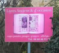 a pink sign that says lines americans and obsession at Bateau Mariance in Ginestas