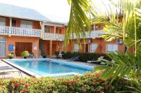 un hotel con piscina frente a un edificio en Viola&#39;s Place, en Lowlands