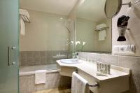 A bathroom at Exe Isla Cartuja