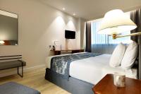 A bed or beds in a room at Exe Isla Cartuja