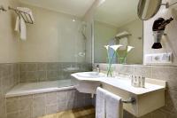 A bathroom at Exe Isla Cartuja