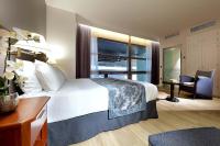 A bed or beds in a room at Exe Isla Cartuja