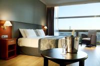 A bed or beds in a room at Exe Isla Cartuja