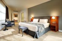 A bed or beds in a room at Exe Isla Cartuja
