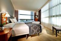 A bed or beds in a room at Exe Isla Cartuja