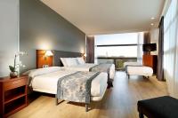 A bed or beds in a room at Exe Isla Cartuja