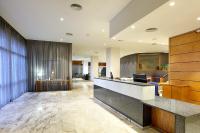 A kitchen or kitchenette at Exe Isla Cartuja