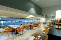 A restaurant or other place to eat at Exe Isla Cartuja