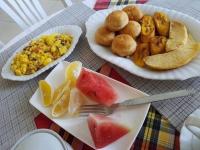 Una mesa con dos platos de desayuno encima. en Retreat Guest House, en Falmouth