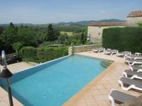 Piscine de l&#39;&eacute;tablissement La Bastide Des Senteurs ou situ&eacute;e &agrave; proximit&eacute;