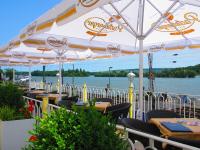 Výhled na řeku, která protéká v blízkosti hotelu