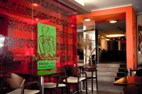 een restaurant met een rode muur waarop tekst staat bij Del Fundador in Cordoba