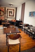 een restaurant met tafels, stoelen en een bank bij Del Fundador in Cordoba