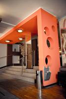 een oranje muur met een trap in een gebouw bij Del Fundador in Cordoba