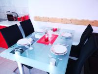 Restaurace v ubytování Apartman "Sabine red" with heated pool
