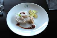 Un plato blanco con comida sobre una mesa. en The Rainforest Ecolodge - Sinharaja with Shuttle Service from Car Park, en Deniyaya