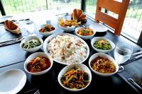 Una mesa cubierta con cuencos de comida y arroz. en The Rainforest Ecolodge - Sinharaja with Shuttle Service from Car Park, en Deniyaya