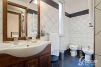A bathroom at Green Apartments Rome
