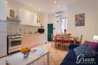 A kitchen or kitchenette at Green Apartments Rome