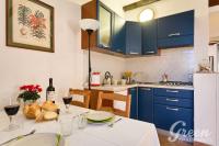 A kitchen or kitchenette at Green Apartments Rome